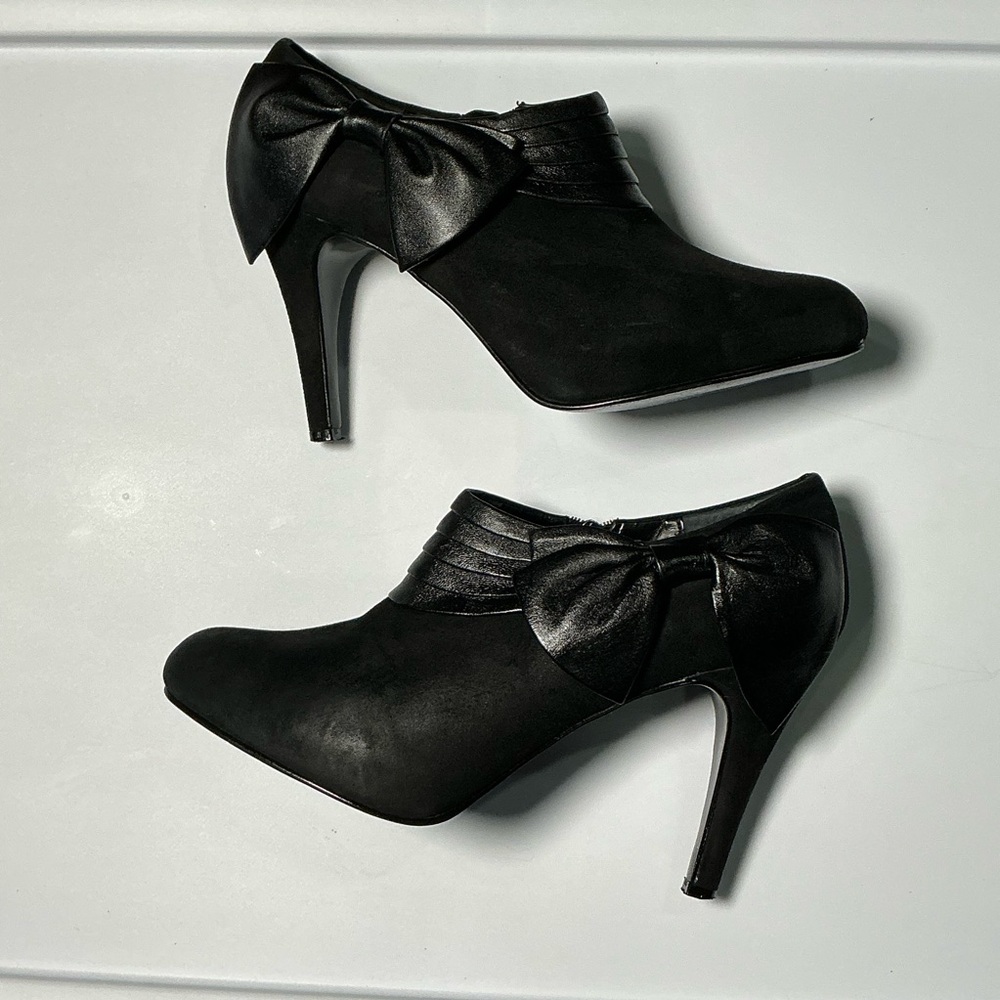 White House Black Market Audrey Black Suede Leather Bow Heels – Women’s 8.5M